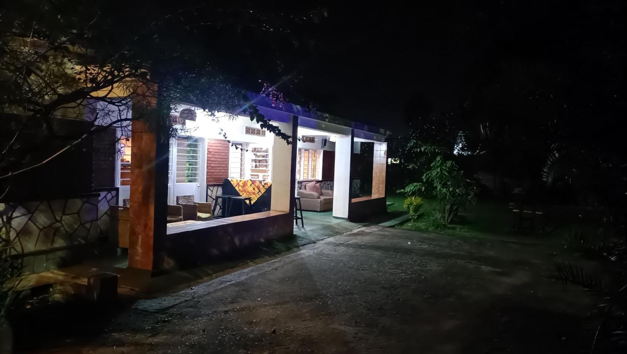 Colibri Taverne & Guest House Gisenyi Exterior photo