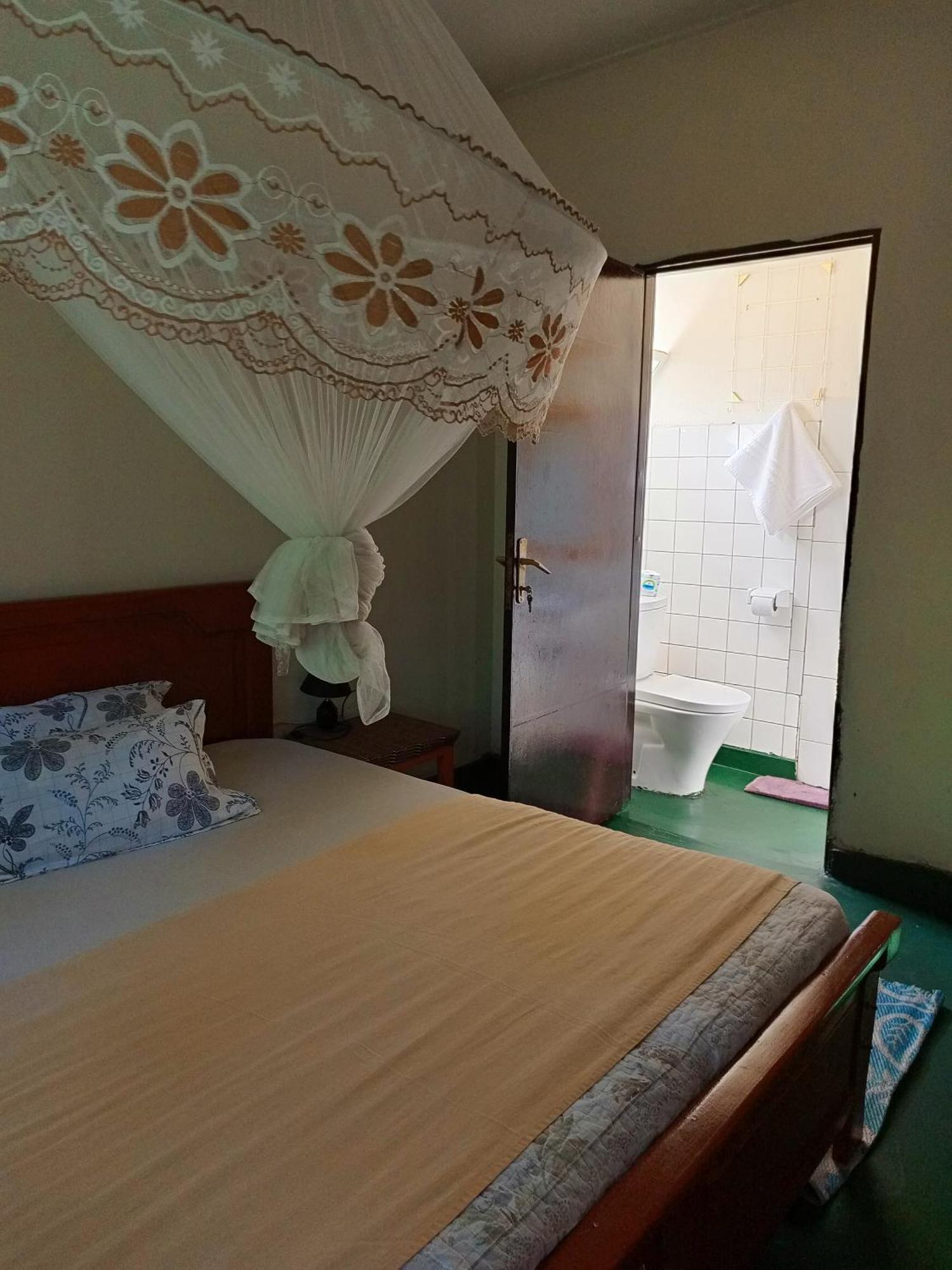 Colibri Taverne & Guest House Gisenyi Exterior photo