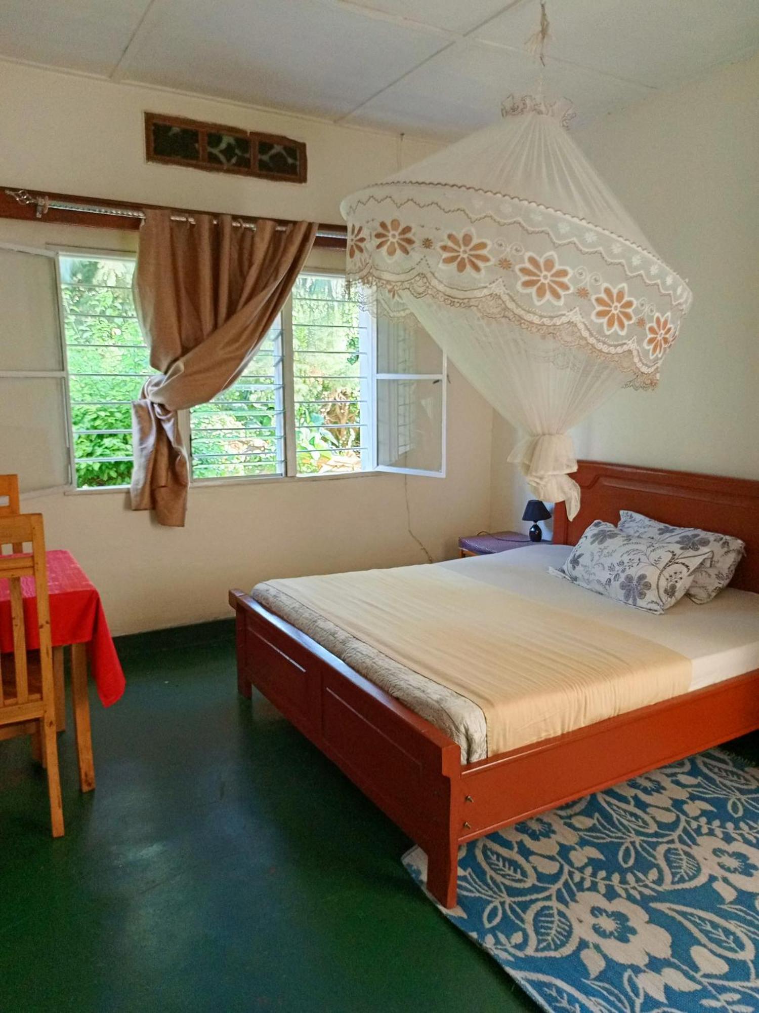 Colibri Taverne & Guest House Gisenyi Exterior photo