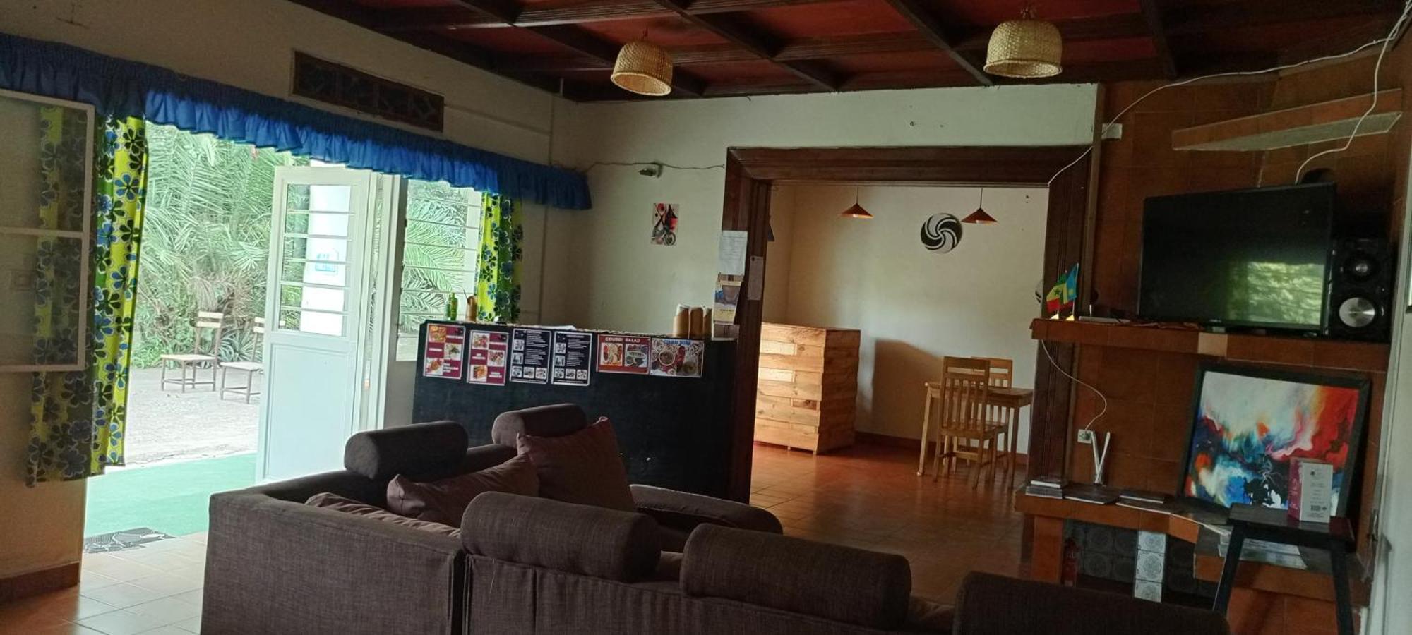 Colibri Taverne & Guest House Gisenyi Exterior photo